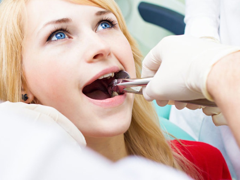 Пам'ятка пацієнтам після видалення зуба: чого чекати і що робити